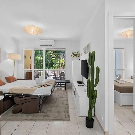 Apartment Avec Terrasse, Patio Et Garage A