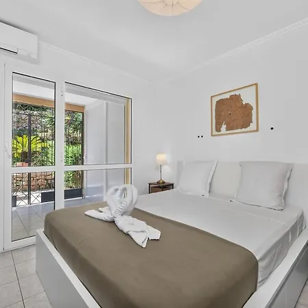 Apartment Avec Terrasse, Patio Et Garage A Menton