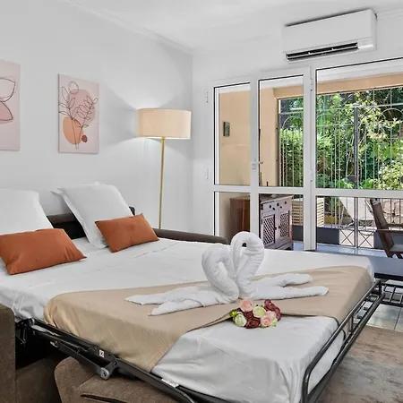 Apartment Avec Terrasse, Patio Et Garage A Menton