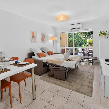 Avec Terrasse, Patio Et Garage A *
