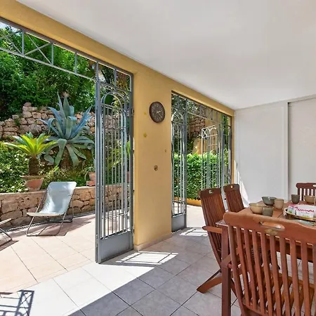 Avec Terrasse, Patio Et Garage A *