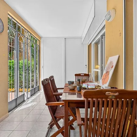 Avec Terrasse, Patio Et Garage A *