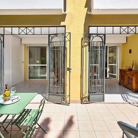 Avec Terrasse, Patio Et Garage A * Menton