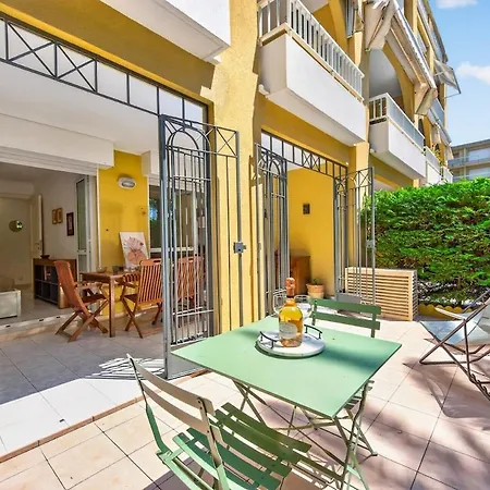 Avec Terrasse, Patio Et Garage A *